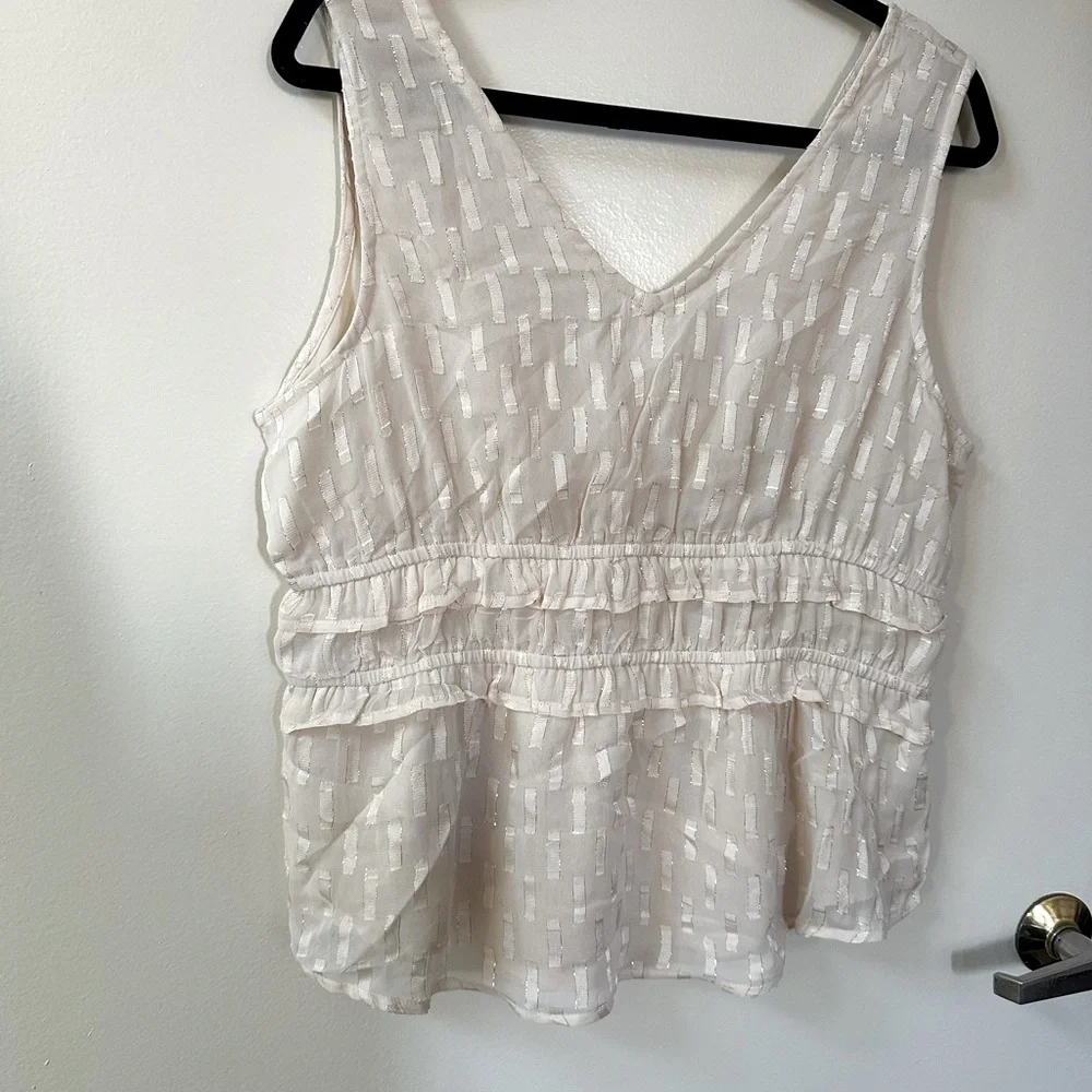 NWT! Express cream blouse with metallic gold details and ruffles in size large - Picture 4 of 6